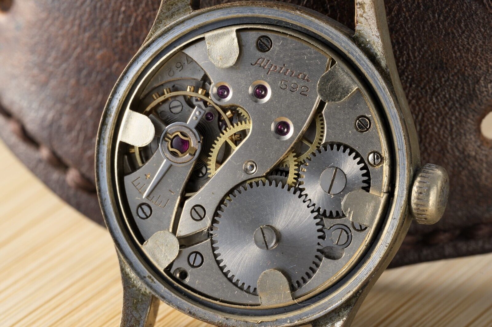 Side view of the KM Alpina 592 watch, vintage military craftsmanship, robust design