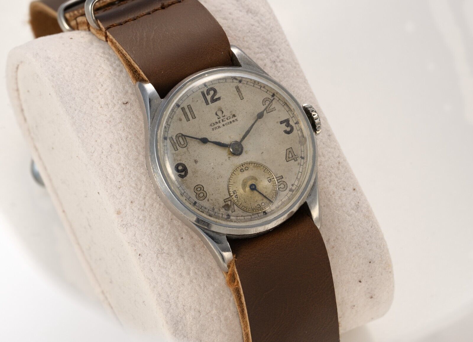 Vintage Omega watch, caliber 26.5 T2, 15 jewels, Fab Suisse, Swiss-made mechanical timepiece